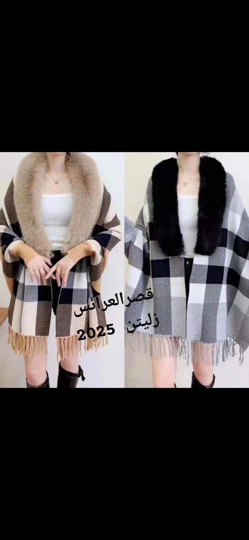 امرأة ترتدي طقماً أنيقاً مكوناً من بلوزة وسروال، تقف في متجر ملابس مع خلفية تعرض مجموعة متنوعة من الأزياء. النص الموجود في الصورة يقرأ قصر العرائس زليتن 2025، مما يضفي طابعاً عصريًا وثقة على المشهد.